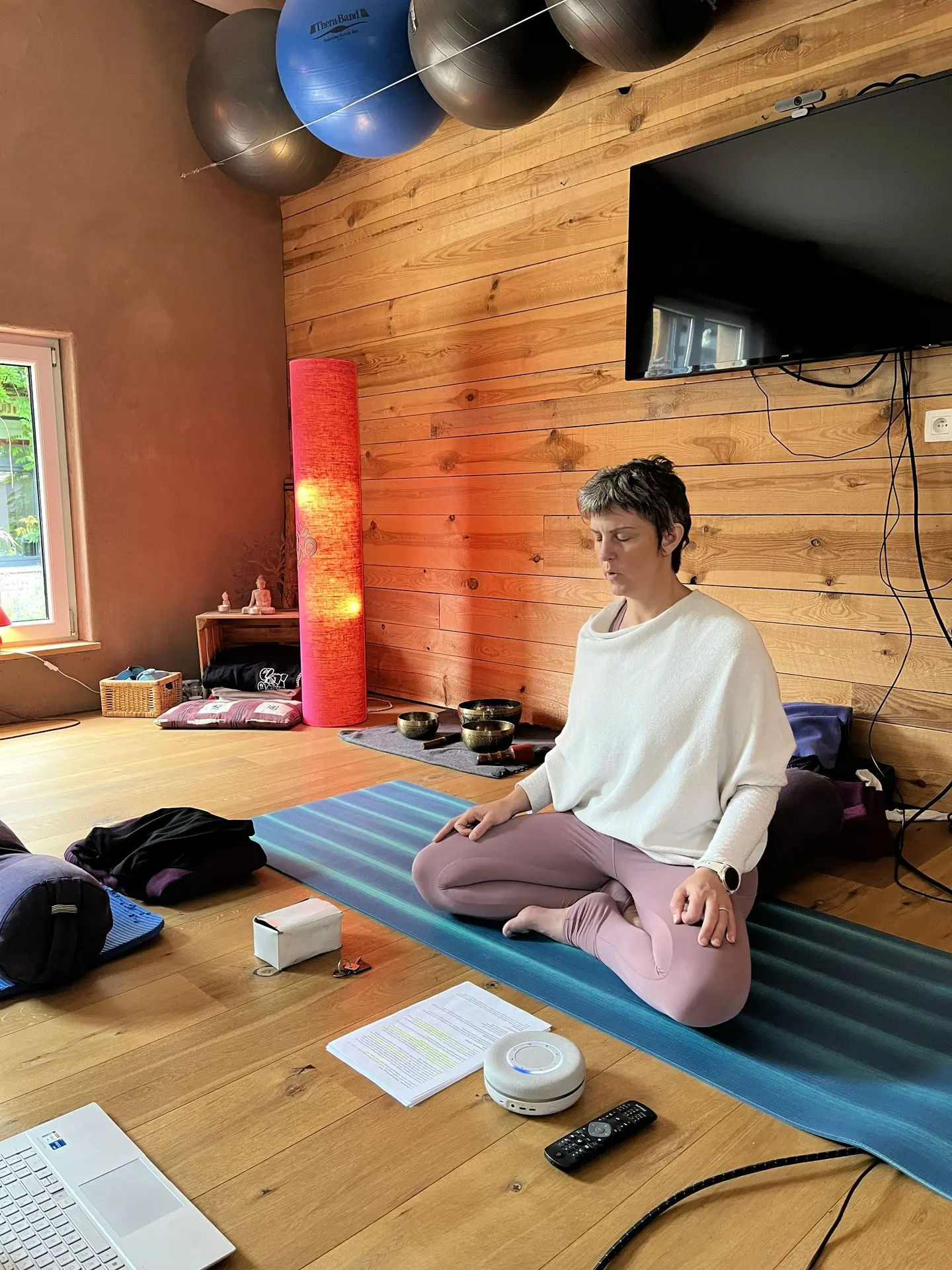 Pratique douce de yoga pour se détendre à la maison